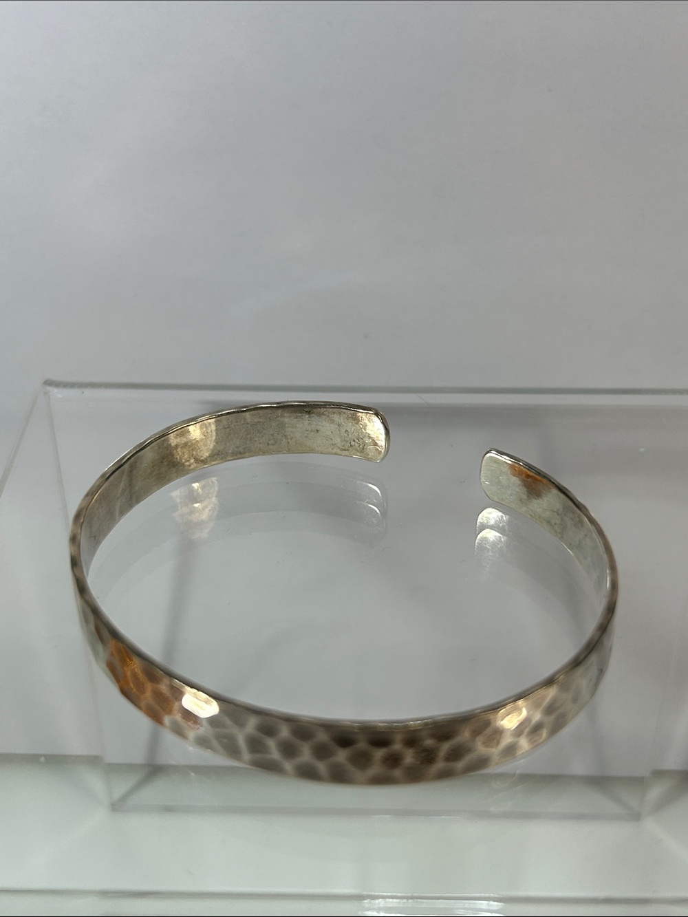NWOT Hammered Hypoallergenic Stainless Steel Cuff Style Bracelet - Picture 4 of 6